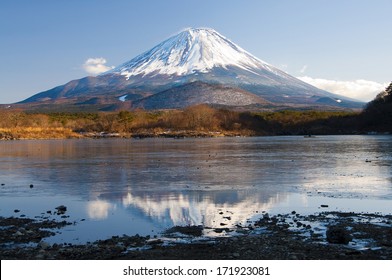山梨県精進湖に映る富士山