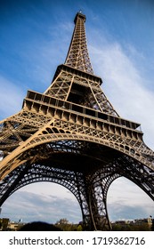 Tháp Eifel ở Paris, Pháp vào ban ngày và ban đêm