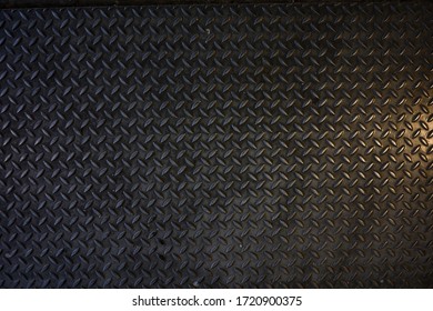 Tấm sàn kim loại liền mạch với hoa văn kim cương. Nền kim loại đen hoặc bề mặt thép đen
