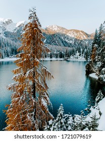 Impresionante vista invernal del lago alpino Braies (Lago di Braies) en Tirol del Sur, Italia. El lago Braies es uno de los lagos italianos más populares y famosos.