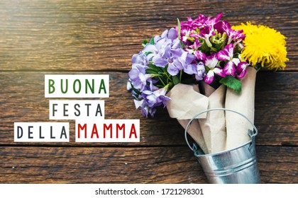 Happy Mother Day Text auf Italienisch - Love Greeting Card, Blumenstrauß
