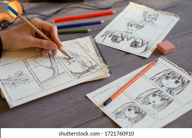 Artista dibujando un cómic de anime en un estudio. Escritorio de madera, luz natural. Concepto de creatividad e inspiración.