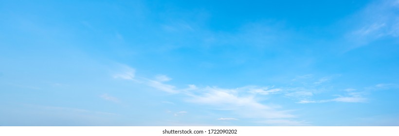 空の青または紺碧の空と雲のパノラマの白い背景。すべてが地表大気の上にあり、宇宙空間は空です。クラウドは、目に見える大量の液体を含むエアロゾルであり、クリエイティブなデザイン グラフィック用です。