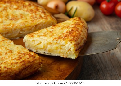 Spanisches Omelett mit Kartoffeln und Zwiebeln, typisch spanische Küche. Tortilla Espanola. Rustikaler dunkler Hintergrund