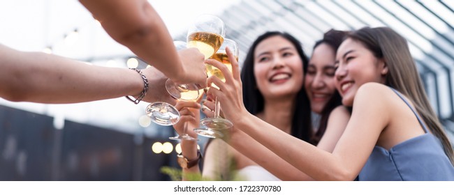 Grupo de jóvenes lindas chicas asiáticas mejores amigas de pandillas que tienen una fiesta en el restaurante de la azotea. Chicas bebiendo alcohol de cerveza y vidrio tostado sintiéndose felices disfrutan, se divierten con la cara sonriente. Concepto de estilo de vida nocturno.