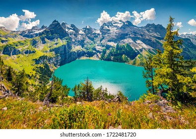 Increíble vista de verano del exclusivo lago Oeschinensee. Impresionante escena al aire libre de los Alpes suizos con la montaña Bluemlisalp, ubicación del pueblo de Kandersteg, Suiza. Belleza del fondo del concepto de naturaleza.