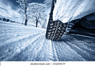 Autobanden op winterweg