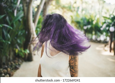 Portret van een vrouw met paars haar buiten