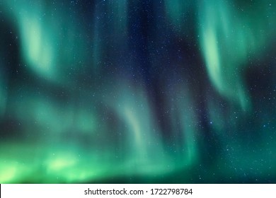 Abstrakte Linien von Aurora Borealis am Nachthimmel voller Sterne