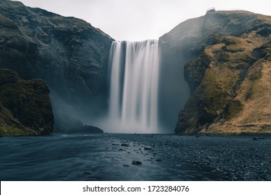 Una foto de larga exposición de la cascada islandesa llamada Skogafoss durante el brote de COVID sin gente