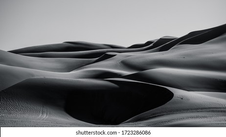 Schwarze und weiße Sanddünen in der Liwa-Wüste Abu Dhabi, Vereinigte Arabische Emirate