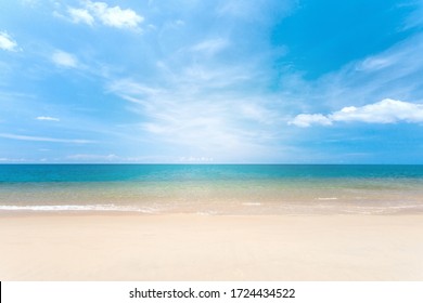 Reiseurlaub Hintergrundkonzept am Sommerstrand mit sonnigem Himmel auf der Insel Phuket, Thailand. Schöne Szene aus blauem Himmel und Wolken an einem sonnigen Tag. Leeres Urlaubsmeer, wo der Horizont klar sehen kann