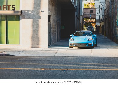Porsche Panamera sale de un callejón junto a un edificio de apartamentos de gran altura