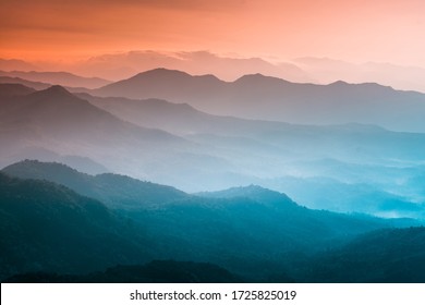 Những ngọn núi dưới sương mù vào buổi sáng Phong cảnh thiên nhiên tuyệt vời hình thành nên Đất nước của Chúa Kerala Hình ảnh khái niệm du lịch và du lịch, Hình ảnh thiên nhiên kiểu tươi mát và thư giãn
