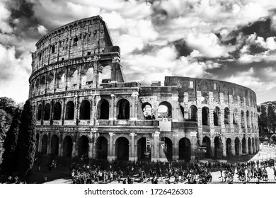 Zwart-wit foto van Colosseum - de meest bekende en opmerkelijke bezienswaardigheid van Rome en Italië