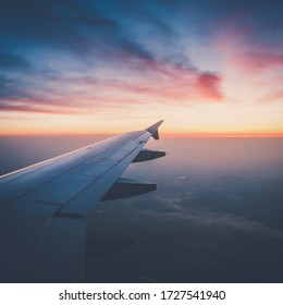 Matahari terbenam dari pesawat dengan pemandangan sayap