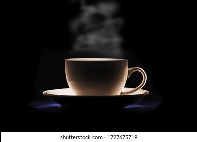 Secangkir bayangan kopi dengan asap di latar belakang hitam, Foto ini tersedia tanpa asap, konsep minuman