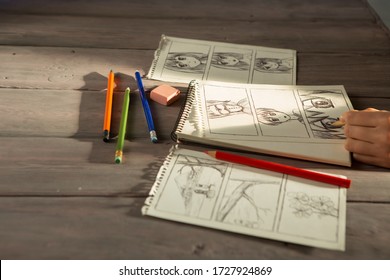 Artista dibujando un cómic de anime en un estudio. Escritorio de madera, luz natural. Concepto de creatividad e inspiración.