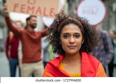 路上の女性エンパワーメント ストライキで多民族の女の子。カメラ目線の平等に抗議する集会で混血の少女の肖像画。自由と lgbt の権利のために戦う 3 月の多民族の女性。