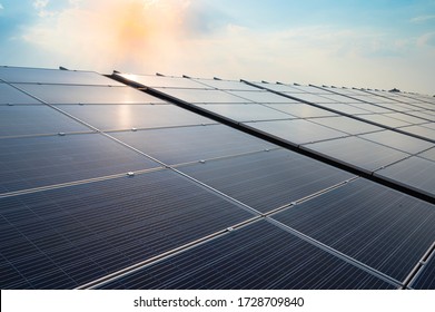 太陽電池パネルと青空の背景。太陽電池は屋根の上にある。再生可能エネルギー用の太陽光発電モジュール。良い環境コンセプトで地球とエネルギーを救う。