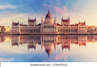Khung cảnh phía trước đáng kinh ngạc của tòa nhà Quốc hội ở Budapest với bầu trời hoàn hảo tuyệt vời và hình ảnh phản chiếu trong nước. sông Danube êm đềm. Các điểm đến Du lịch nổi tiếng. hình ảnh sáng tạo được sử dụng làm nền.