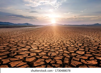 地球温暖化の概念。土地の乾燥した亀裂、深刻な水不足。干ばつのコンセプト。