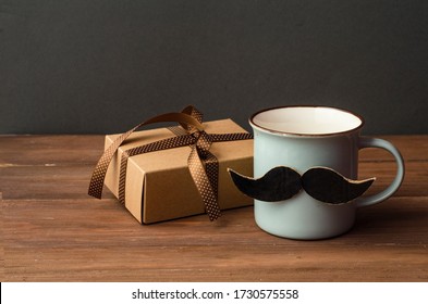 Hintergrund des Vatertags-Urlaubskonzepts. Tasse Kaffee und Geschenk