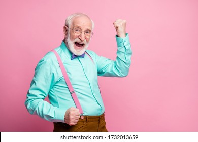 そうそう。ファンキーなおじいちゃんのプロフィール写真は、恍惚とした良い気分を祝う拳を上げる 仕様を着用 ミントシャツ サスペンダー 紫の蝶ネクタイ パンツ 孤立したピンクのパステルカラーの背景