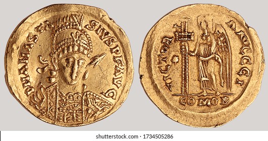 Aureus (Koin Yunani), Patung dada Kaisar Bizantium Anastasius 3/4 di sebelah kanan, mengenakan helm dan pelindung dada serta memegang tombak. Bagian belakang: Kemenangan memegang salib panjang.
