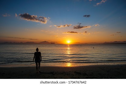 Donna che contempla uno splendido tramonto a Ilha do Mel, Paraná, Brasile