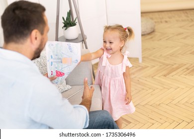 Alles Guddes zum Pappendagskonzept. Klengt Meedchen, dat dem Papp eng Zeechnung mat dem Text "Daddy and Me" gëtt, Kopierraum.