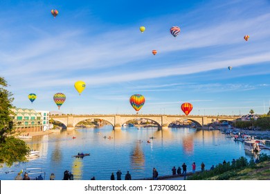 Heteluchtballonnen boven de London Bridge