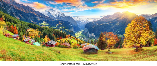 Fabulosa vista otoñal del pintoresco pueblo alpino de Wengen y del valle de Lauterbrunnen con la montaña Jungfrau y al fondo. Ubicación: pueblo de Wengen, Berner Oberland, Suiza, Europa.