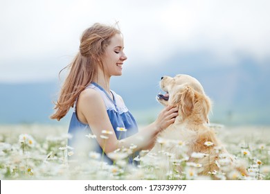 Frau in der Natur mit einem Hund
