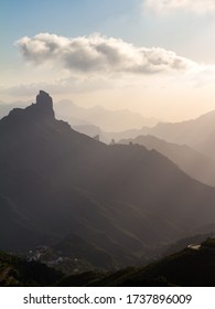 Roque Bentayga, geschichtete Landschaft bei Sonnenuntergang auf der Insel Gran Canaria, Kanarische Inseln, Spanien. Vertikal