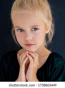 Una chica rubia increíblemente hermosa con penetrantes ojos azules. Hermosos accesorios de noche. Magia. Retrato de primer plano. Foto