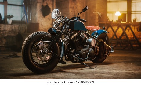 Custom Bobber-motor in een authentieke creatieve werkplaats. Vintage stijl motorfiets onder warm lamplicht in een garage.