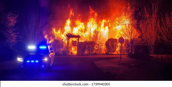 家の火事が燃えているため、警察は消防士に備えて道路を閉鎖し始めます。けが人はいませんでした。