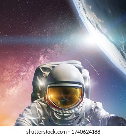 Astronaut am Weltraumspaziergang. Konzept der Eroberung des Universums durch die Menschheit. Elemente dieses Bildes von der NASA eingerichtet