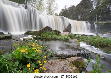 Wasserfall im Unterlauf des Flusses Keila am nordestnischen Klint. Keila-Joa Castle Schloss Fall (Keila Joa. Glatte Oberfläche, gebrochene und gefallene Felsen und Gras, bewölkte Himmelslandschaft. Estland.