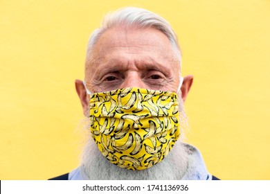 Pria senior hipster mengenakan masker wajah trendi selama wabah coronavirus - Mode lama dan konsep katun ramah lingkungan yang dapat dicuci - Fokus pada topeng