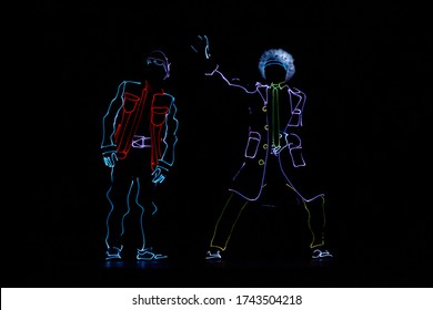 Espectáculo de luces de Regreso al futuro. Bailarines con luces de neón. Entretenimiento.