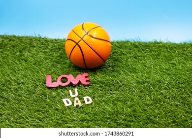 バスケットボール幸せな父の日は緑の芝生の上でお父さんを愛しています