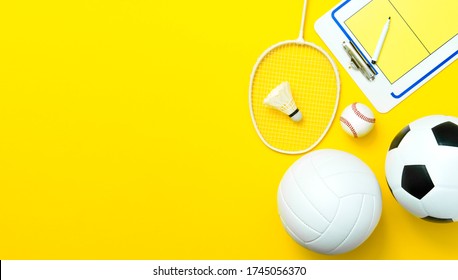 Verschiedene Sportgeräte wie Fußball, Volleyball, Baseball, Badmintonschläger auf gelbem Hintergrund