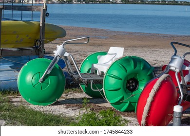 Speelgoed voor grote jongens op het strand bij Anclote Key, Florida, bestaande uit kano's, waterfietsen, waterfietsen en kajaks