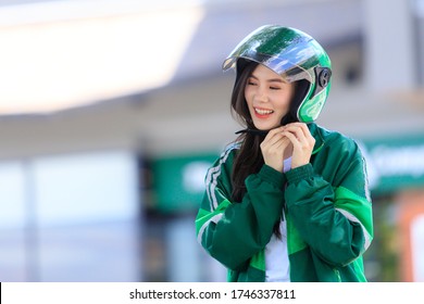 Pakai topi keledar setiap kali anda menunggang motosikal. Memandu dengan selamat apabila kita memakai topi keledar.