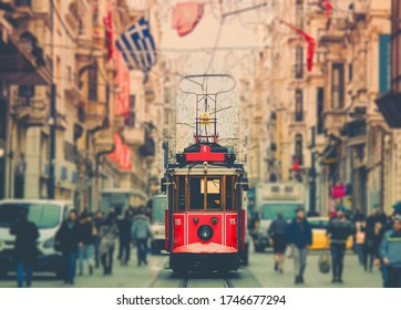 Historische Straßenbahn in Istanbul in einer Fußgängerzone.