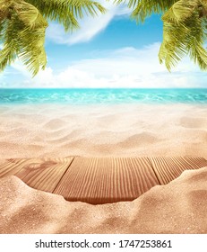 Playa tropical de arena fina con fondo de nubes de cielo de sol de mar borroso con mesa de madera y espacio vacío para publicidad de productos Montaje de fondo de relajación de verano