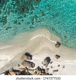 Luftbild von Messakti Strand an der Ägäis, Ikaria, Griechenland. Sandstreifen zwischen türkisfarbenem Meer und Fluss von oben. Schöne Küstenlandschaft, Drohnenfotografie auf der blauen Zone, griechische Insel.
