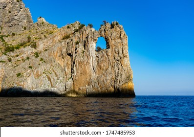 Italia, Campania, Capo Palinuro - 11 de agosto de 2019 - Las pequeñas ventanas en la roca